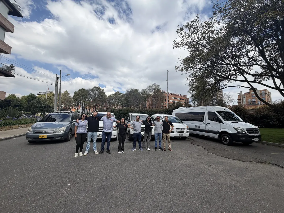 El equipo de T&T Colombia junto a la flota de vehículos
