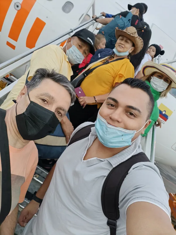 Un grupo sube las escaleras del avión al inicio de un viaje