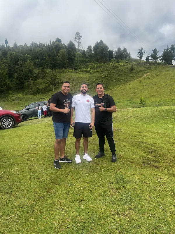 Tres compañeros en una ladera verde de Antioquia