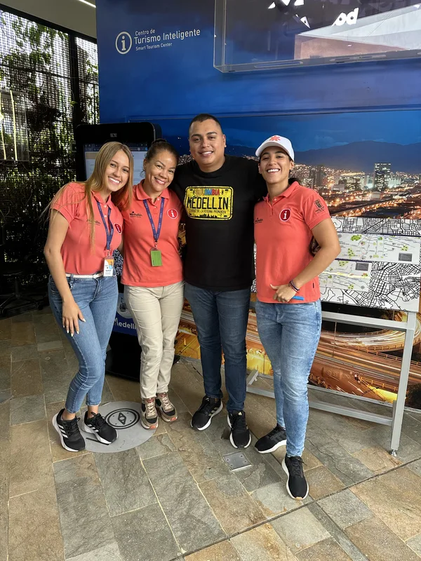 Cuatro integrantes del equipo en un evento de turismo