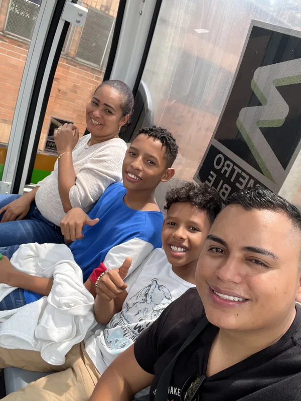 Una familia sonríe en un vagón del Metro de Medellín