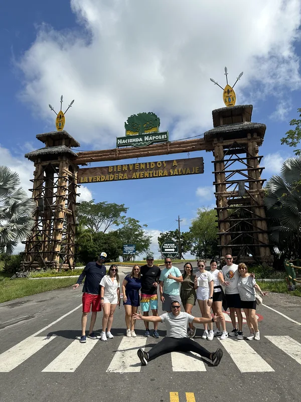 Un grupo posa en la entrada de un parque temático