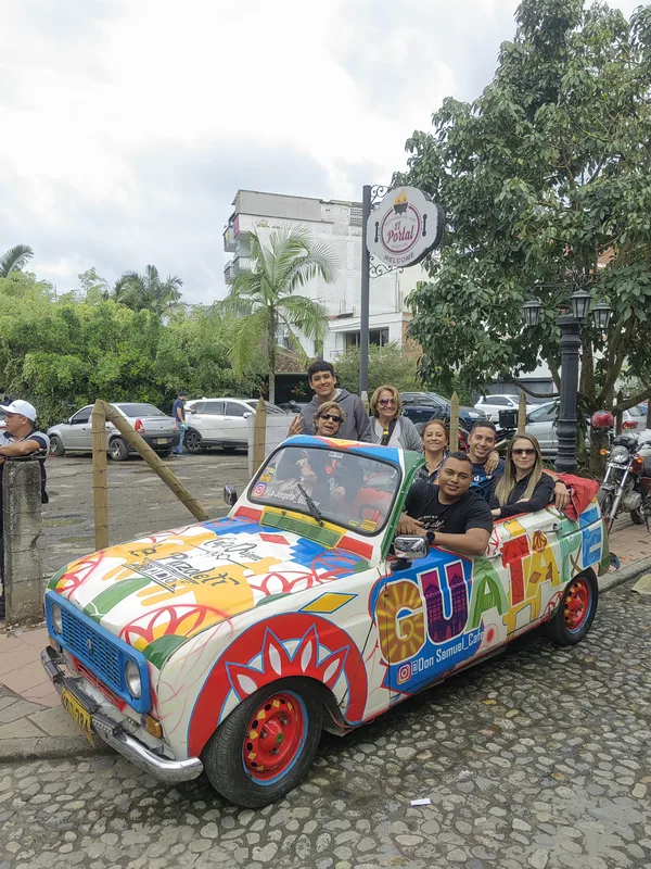 Un grupo a bordo de un jeep pintado de colores en Guatapé