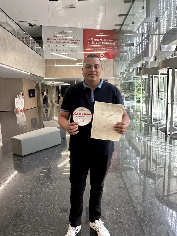 Recibiendo un reconocimiento, con el certificado en la mano